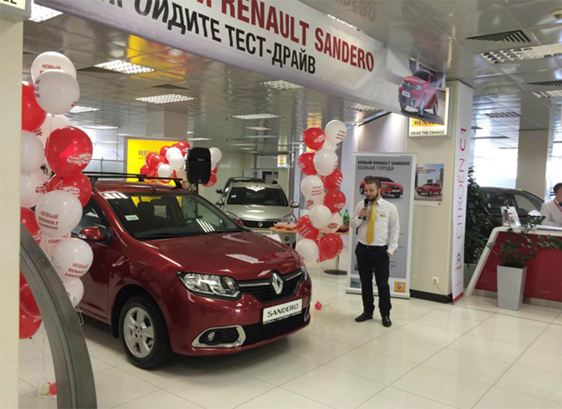 Дилеры москва. Автосалон на каширке. Рекламный автомобиль в торговом центре. Автосалон в ТЦ. Автомобиль в торговом центре реклама.